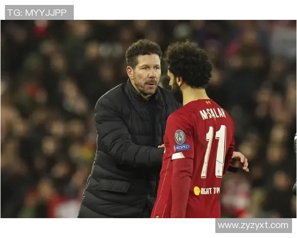 足球明星化身老大爷展现幽默一面引发球迷热议